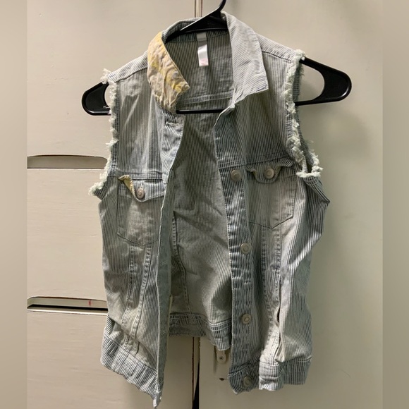 Xhilaration Pinstripe Jean Vest size L (10/12) - Picture 3 of 4